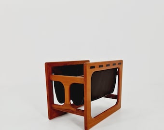 Aksel Kjersgaard チーク材マガジンラック: ミッドセンチュリーモダン