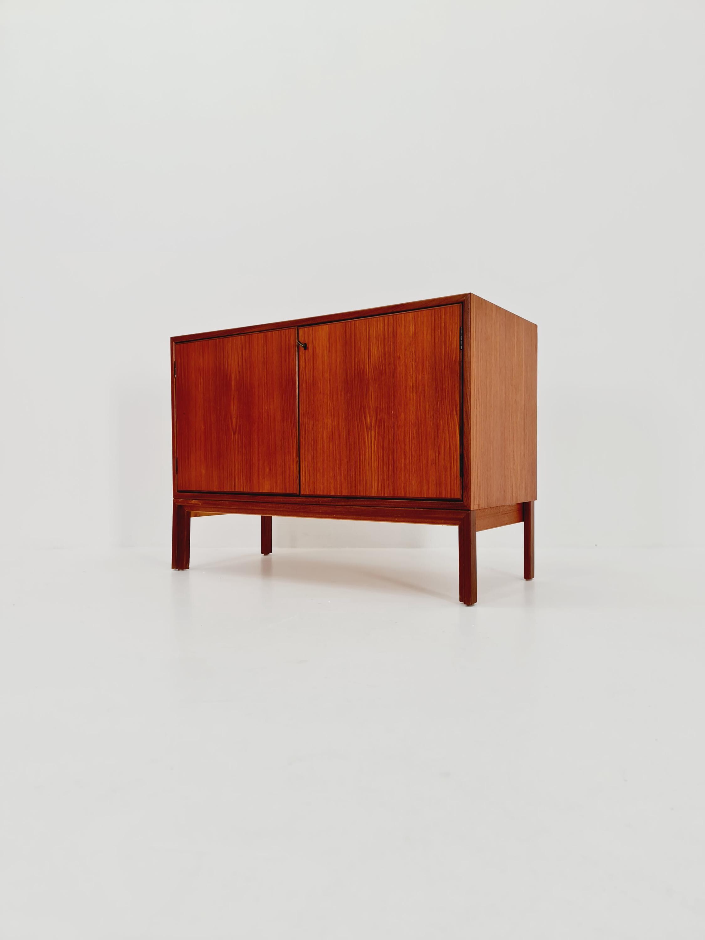 ミッドセンチュリーのデンマーク製ヴィンテージチーク廊下キャビネット