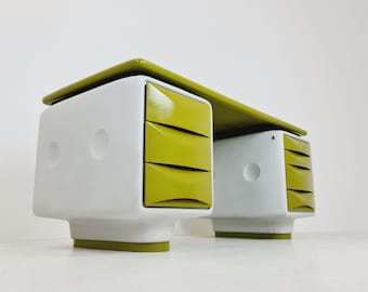 1 of 1 limited Edition Space age Ernest Igl for Wilhelm Werndl Directors Igl-Jet Writing Desk in Fiberglass, 1970s