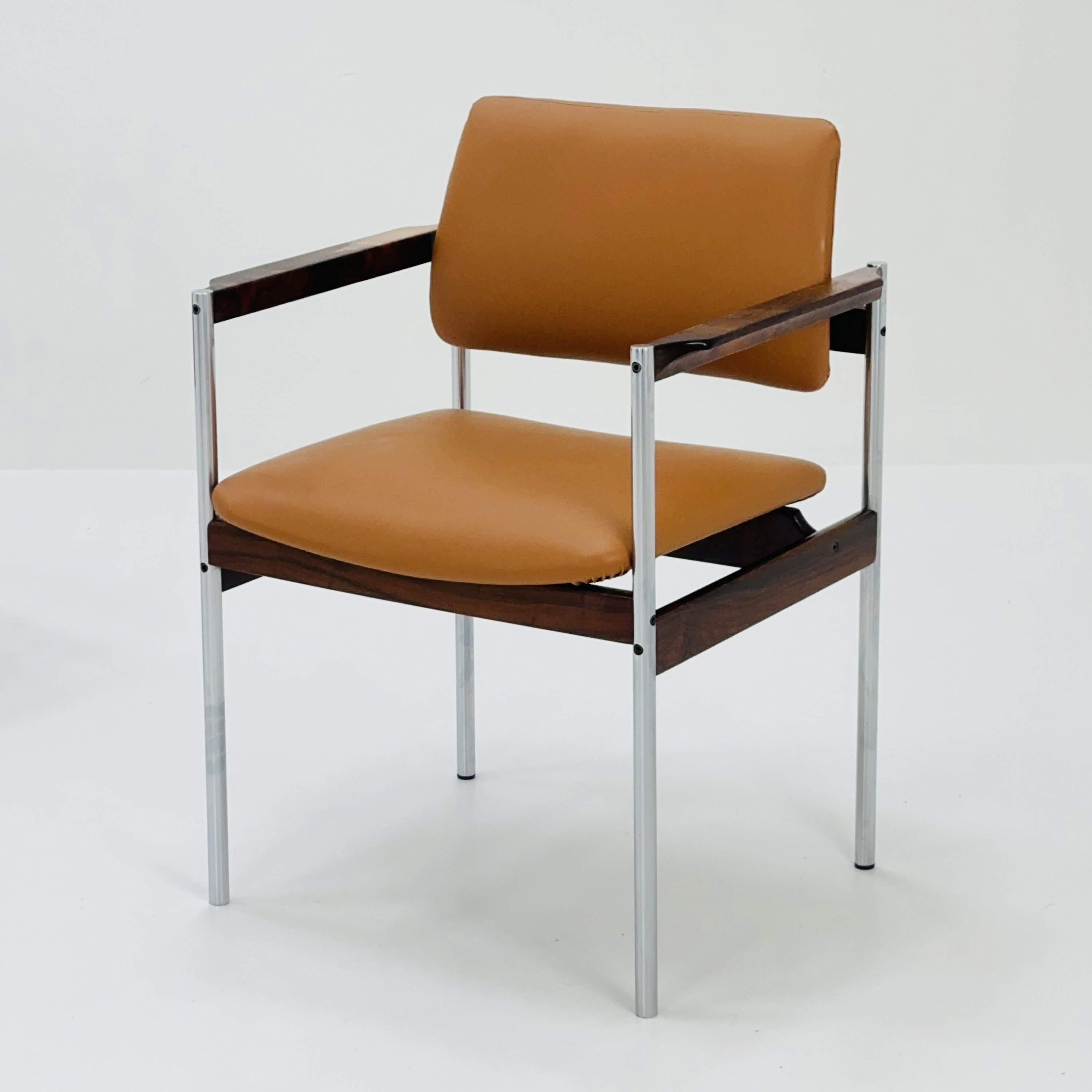 Thereca 作、ミッドセンチュリー ダイニング アームチェア 2 脚