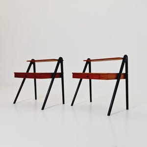 Può includere: Due scrivanie in legno con gambe in metallo nero e un cassetto. Le scrivanie hanno un design semplice e moderno di metà secolo.