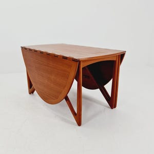 Ikoniskt danskt matbord i teak, lamellformad från mitten av århundradet, av Niels Koefoed, 1960-talet