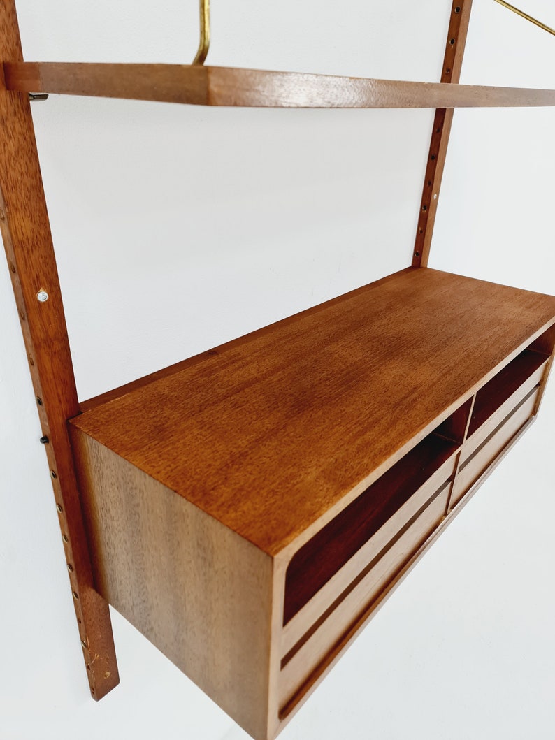 Midcentury Danish walnut Wall-Mounted Shelving Unit, by Royal for Poul Cadovius, 1960s Bild 9