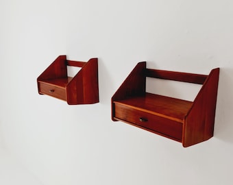 Coppia tavolino/mensola/comodino/comodino sospeso in mogano scandinavo degli anni '60
