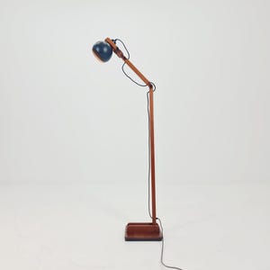 Lámpara de pie articulada de teca maciza de mediados de siglo, de Domus Denmark, década de 1970.