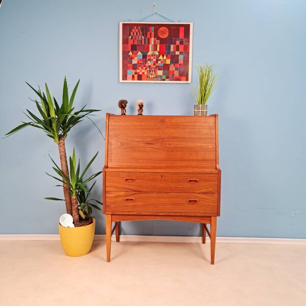 Teak & Oak secretary desk / make up desk from the 60s by the danish designer Arne Wahl Iversen Model Bornholm