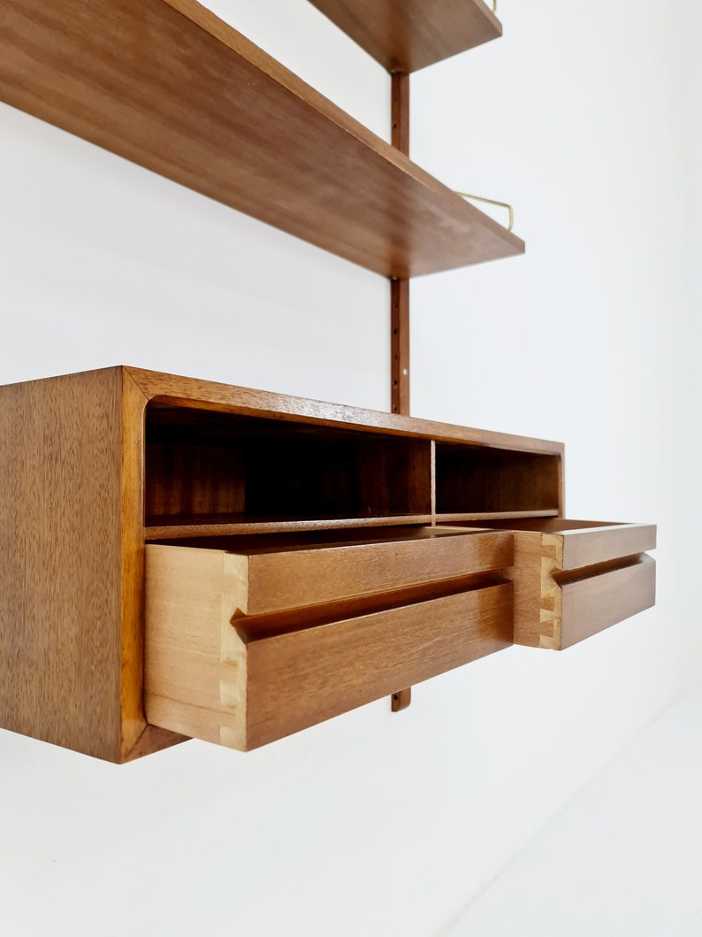 Midcentury Danish walnut Wall-Mounted Shelving Unit, by Royal for Poul Cadovius, 1960s Bild 4