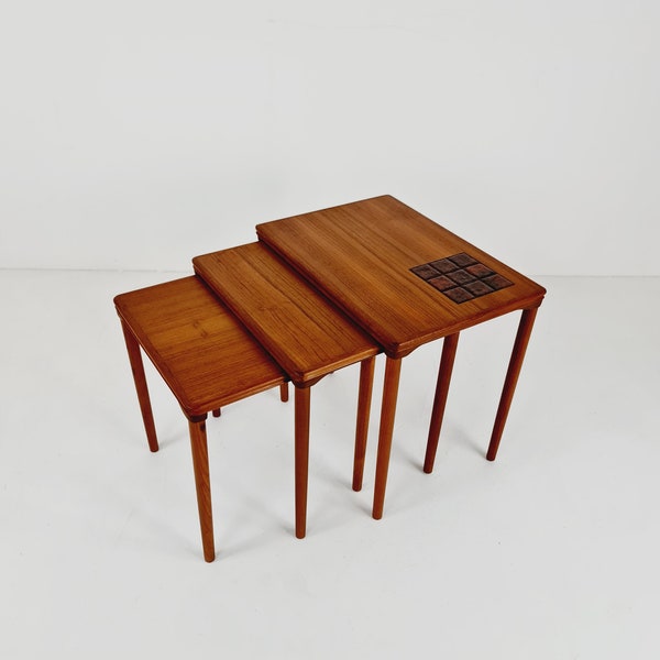 Teck danois du milieu du siècle + tables gigognes en céramique / tables d'appoint par Salin Möbler, 1960