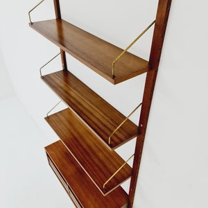 Midcentury Danish walnut Wall-Mounted Shelving Unit, by Royal for Poul Cadovius, 1960s Bild 7