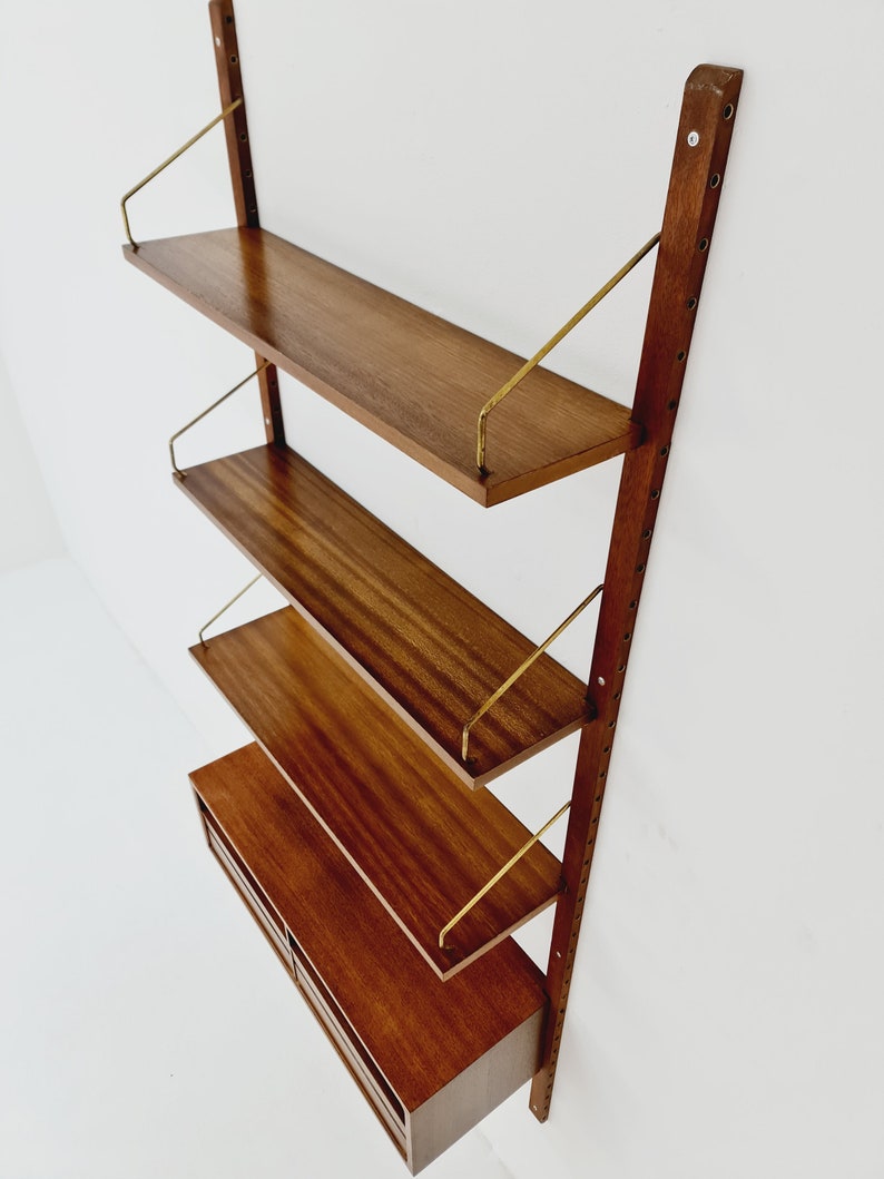 Midcentury Danish walnut Wall-Mounted Shelving Unit, by Royal for Poul Cadovius, 1960s Bild 7