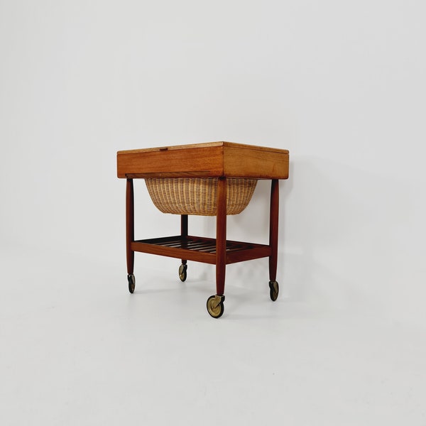Table de couture/table d'appoint danoise vintage en teck et rotin par Ejvid A.johansson pour Uitze, 1960