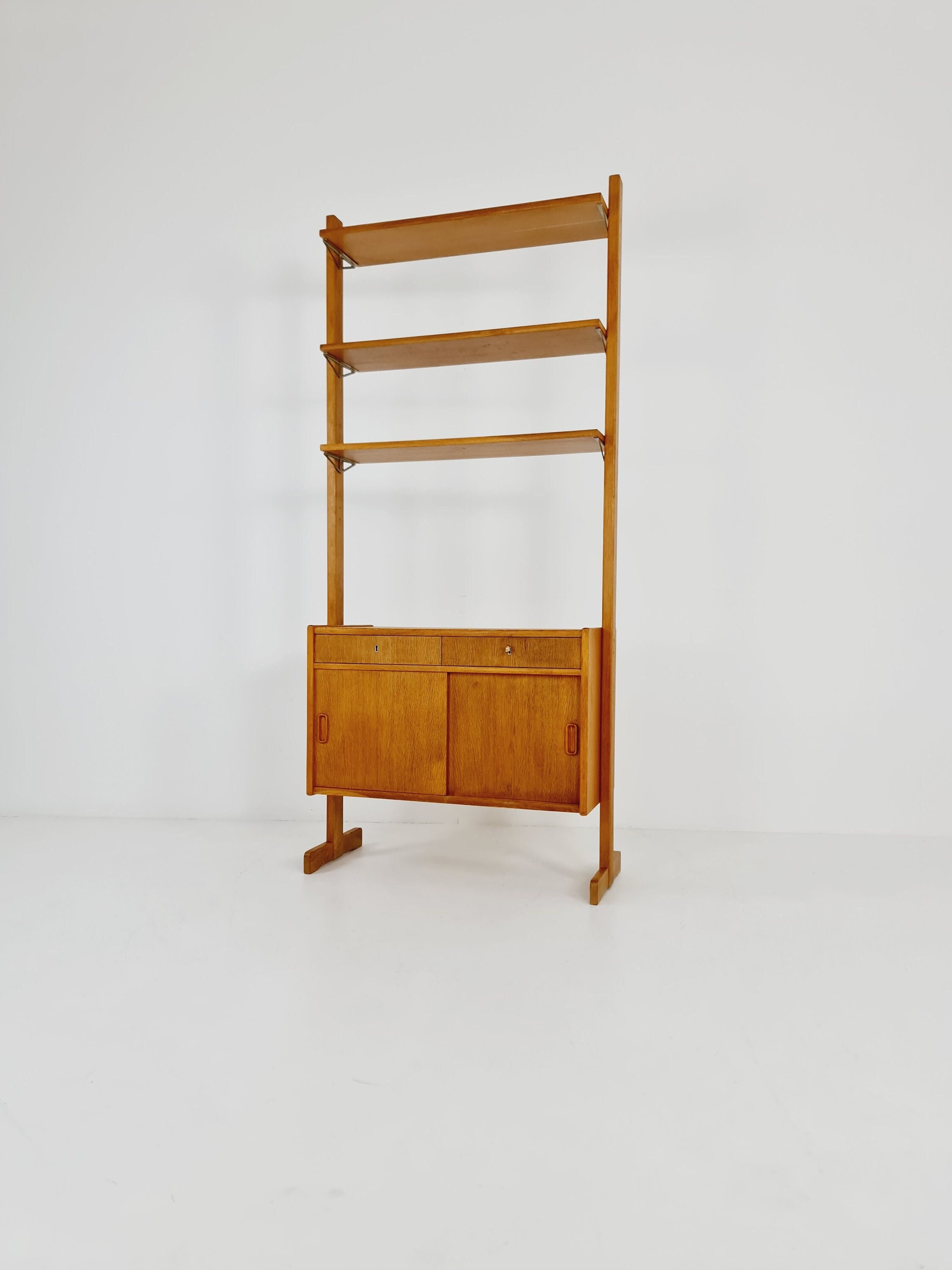 チェスト・キャビネット Antique Book open Shelf Caster A VICTORIAN WALNUT OPEN BOOKSHELF, CIRCA 1860 | Christie's