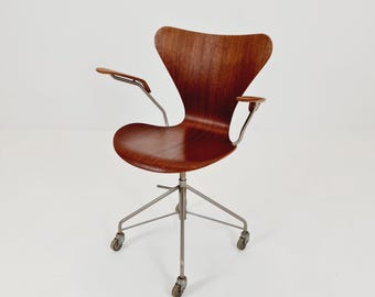 Sillas giratorias vintage de teca de Arne Jacobsen para Fritz Hansen, modelo 3217, década de 1960.