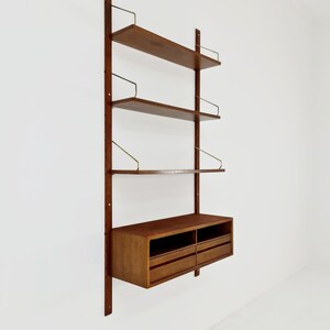 Midcentury Danish walnut Wall-Mounted Shelving Unit, by Royal for Poul Cadovius, 1960s Bild 2