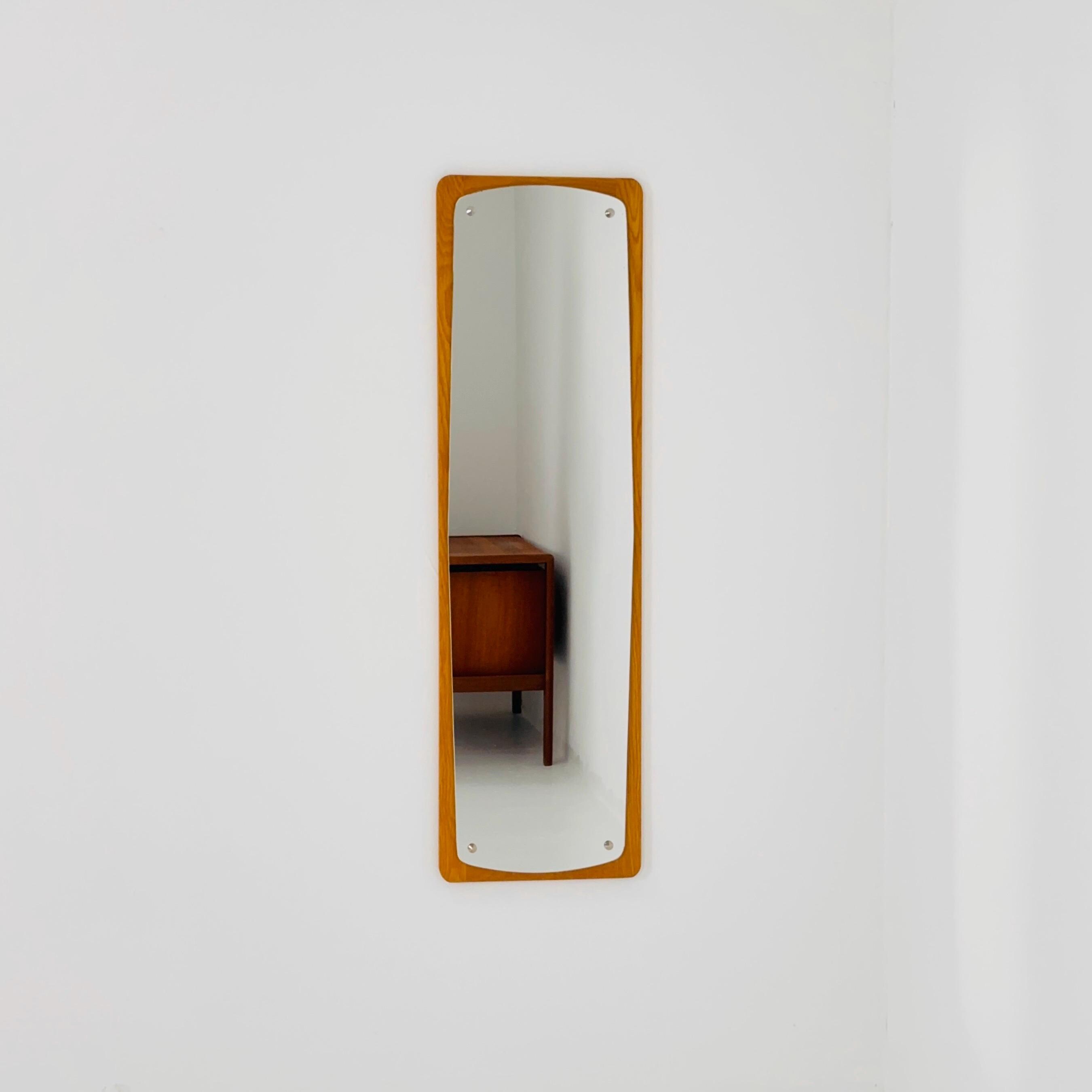 ミッドセンチュリーの北欧チーク材の曲面ガラスミラー、Eriksmålaglas 