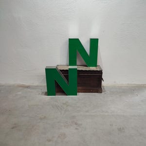 Letra iluminada vintage N