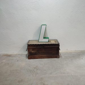 Letra iluminada vintage L