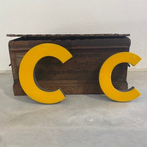 Letra C iluminada vintage