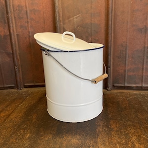 Vintage enameled bucket/trash can
