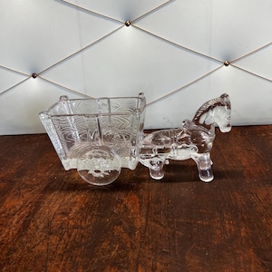 Glass horse with hay cart as bowl