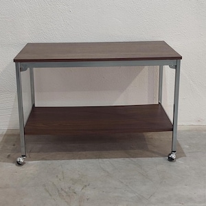 Mesa auxiliar con ruedas