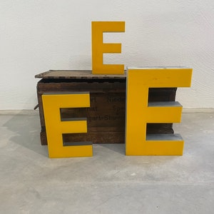 Letra E iluminada vintage