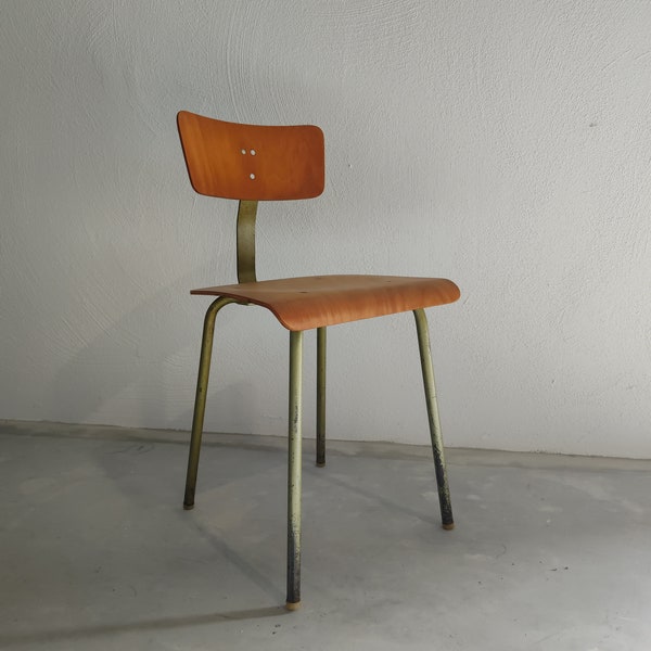 Plusieurs chaises industrielles vintage disponibles