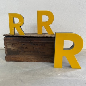 Lettera illuminata vintage R