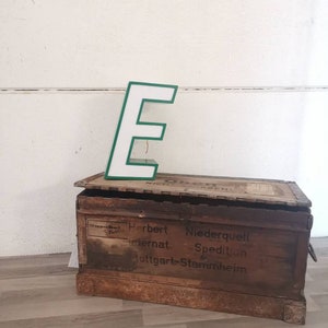 Letra E iluminada vintage