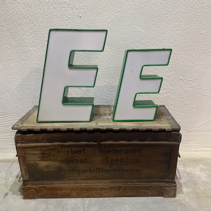 Letra iluminada vintage E