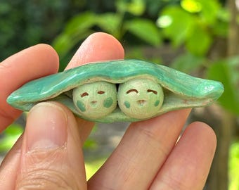 Piselli in un baccello, creazione in ceramica, famiglia felice, dipinto a mano, sculture fatte a mano, regali unici in ceramica