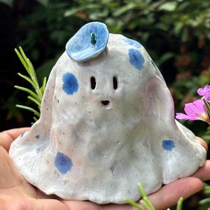 Keramiskt spöke, Spöket med den lilla blå baskern, handgjord keramikskulptur