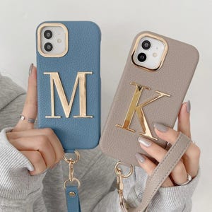 Gepersonaliseerde kunstleer luxe gouden initialenhoes met polsband voor iPhone 15/14/13/12/11/Pro/Pro Max/Plus - schokbestendige telefoonhoes op maat