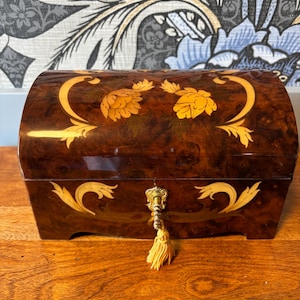 Vintage Italian Marquetry Reyes Swiss music box jewelry box