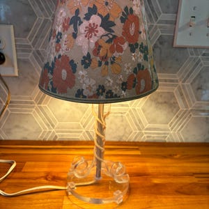 MCM Lucite Lampe mit Flower Power Schirm