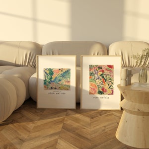 Może przedstawiać: Dwa oprawione wydruki artystyczne kolorowych obrazów krajobrazowych autorstwa Henri Matisse'a. Wydruki są w nowoczesnym stylu i charakteryzują się żywymi kolorami i abstrakcyjnymi kształtami.