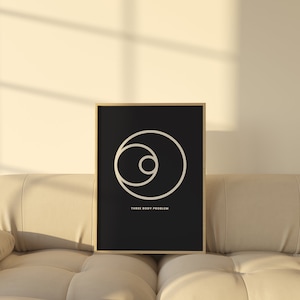 Puede incluir: Un póster minimalista en blanco y negro con un diseño geométrico de tres círculos superpuestos. El texto "Three Body Problem" está impreso debajo del diseño.