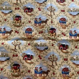 Może przedstawiać: Tkanina z powtarzającym się wzorem wiejskiej sceny. Wzór obejmuje czerwone stodoły, jabłonie, wozy konne, gęsi i czerwone jabłka na beżowym tle z niebieskimi akcentami. Tkanina jest prawdopodobnie bawełniana lub podobna.