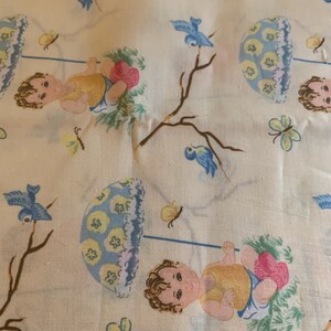 Może przedstawiać: Vintage tkanina z powtarzającym się wzorem niemowląt, ptaków, motyli i parasoli na kremowym tle. Niemowlęta noszą żółte i różowe ubranka. Obecne są również brązowe gałęzie i łodygi.