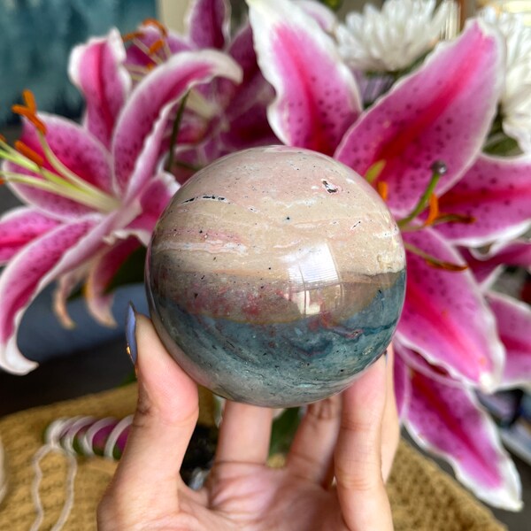 ¡Hermosa esfera de Jasper del Océano! / Toques de rosa con bronceado & azul / más de 1 libra. de Madagascar / 74mm con cuevas naturales