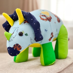 Regalo personalizado para bebé niño, juguetes hechos con ropa de bebé, regalo personalizado, juguetes de recuerdo, dinosaurio Triceratops de peluche personalizado