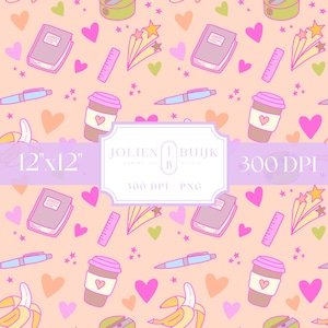 Op de afbeelding: Een herhalend patroon met schoolspullen en koffiebekers in roze, perzik en groen op een lichtoranje achtergrond. Het ontwerp bevat notitieboekjes, pennen, linialen, harten, sterren en bananen. De tekst "12"x12"" en "300 DPI" is ook aanwezig.