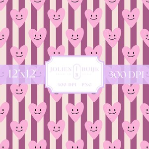 Op de afbeelding: Een naadloos digitaal papierpatroon met roze harten met lachende gezichten op een achtergrond van afwisselende crème en paarse verticale strepen. Het patroon is 12 inch bij 12 inch en 300 DPI.
