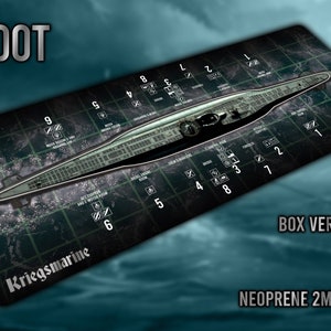 Puede incluir: Un tapete de juego U-Boot en blanco y negro con una ilustraci&oacute;n detallada de un submarino y una disposici&oacute;n en cuadr&iacute;cula. El tapete de juego est&aacute; etiquetado como "U-Boot" y "Kriegsmarine" y est&aacute; hecho de neopreno de 2 mm.