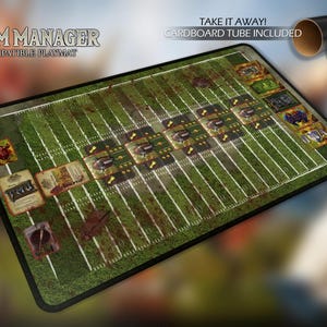 Op de afbeelding: Een rechthoekige Team Manager compatibele speelmat met een groen voetbalveld-ontwerp, witte lijnen en vakken voor kaarten. De tekst luidt Team Manager Compatible Playmat en Take It Away! Cardboard Tube Included. Een zwarte koker is afgebeeld.