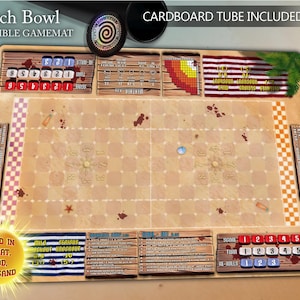 Può includere: Un tappetino da gioco rettangolare Beach Bowl con un campo sabbioso, griglia, segnapunti e contatori di turni. Il tappetino include testi come Beach Bowl, Cardboard Tube Included e Forged in Sweat, Blood, and Sand, con grafiche di assi di legno.
