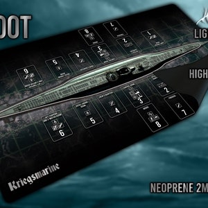 Puede incluir: Una alfombrilla de juego U-Boot en blanco y negro con una ilustraci&oacute;n de submarino y compartimentos numerados. La alfombrilla est&aacute; hecha de neopreno y tiene un respaldo de goma de alta adherencia. El texto "LIGHT AND FLEX" y "HIGH GRIP RUBBER BACK" est&aacute; impreso en la alfombrilla.