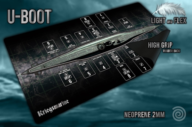 Puede incluir: Una alfombrilla de juego U-Boot en blanco y negro con una ilustraci&oacute;n de submarino y compartimentos numerados. La alfombrilla est&aacute; hecha de neopreno y tiene un respaldo de goma de alta adherencia. El texto "LIGHT AND FLEX" y "HIGH GRIP RUBBER BACK" est&aacute; impreso en la alfombrilla.