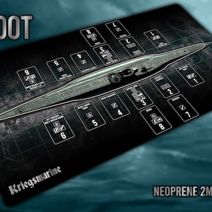 Puede incluir: Una estera de juego U-Boot en blanco y negro con una ilustraci&oacute;n detallada de un submarino. La estera presenta secciones numeradas para diferentes partes del submarino, incluyendo el puente, la sala de torpedos y la sala de m&aacute;quinas. La estera est&aacute; hecha de neopreno de 2 mm y est&aacute; etiquetada "Kriegsmarine".