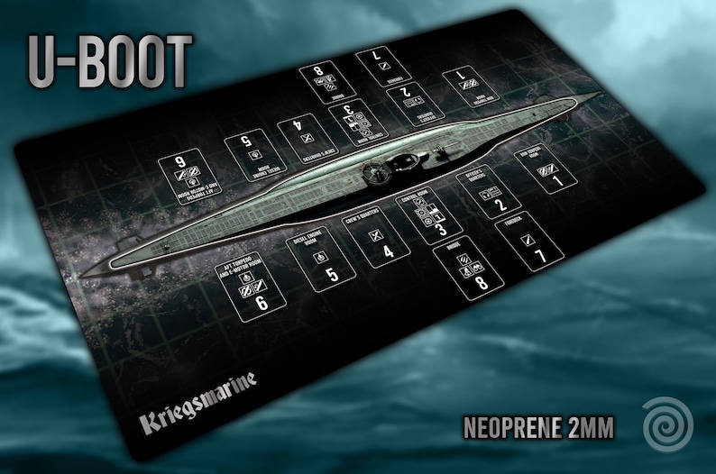 Puede incluir: Una estera de juego U-Boot en blanco y negro con una ilustraci&oacute;n detallada de un submarino. La estera presenta secciones numeradas para diferentes partes del submarino, incluyendo el puente, la sala de torpedos y la sala de m&aacute;quinas. La estera est&aacute; hecha de neopreno de 2 mm y est&aacute; etiquetada "Kriegsmarine".
